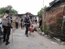 Turunkan Anjing Pelacak, Tim Gabungan Polda NTB Gerebek Kampung Narkoba