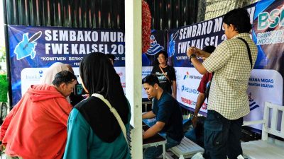 Ramai Diserbu Warga, FWE Kalsel Gelar Sembako Murah di Sungai Andai