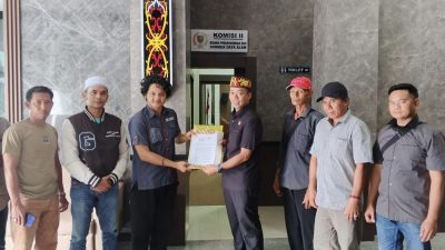 Masyarakat Desa Buhut Jaya Serahkan Surat Permohonan RDP ke Komisi ll DPRD Kalteng