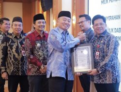 Gubernur Serahkan Penghargaan Kepada Sekretaris DPRD Kalsel