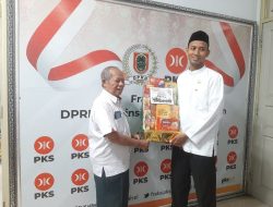 Fraksi PKS DPRD Kalsel Berbagi Paket Lebaran 1446 H