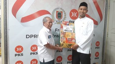 Fraksi PKS DPRD Kalsel Berbagi Paket Lebaran 1446 H