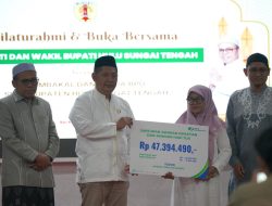 Bupati Samsul Rizal Berikan THR pada Perangkat Desa