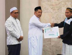 Bukber dengan Anak Yatim, Bupati HST Samsul Rizal Salurkan Santunan