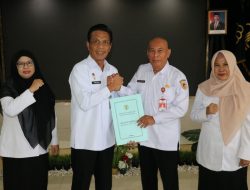 Kanwil Kemenkum Kalsel Serahkan Hasil Harmonisasi Raperda kepada Inspektorat Kabupaten HST