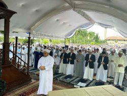 Gubernur dan Wakil Gubernur Kalsel Salat Idul Fitri Bersama Warga di Masjid Sabilal Muhtadin