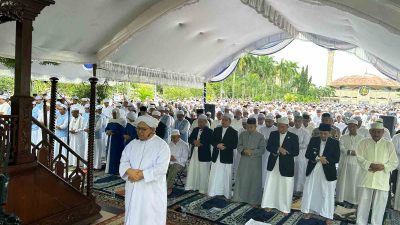 Gubernur dan Wakil Gubernur Kalsel Salat Idul Fitri Bersama Warga di Masjid Sabilal Muhtadin
