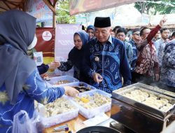 Gubernur Kalsel H. Muhidin dan Wagub Hasnuryadi, Tinjau Pasar Wadai dan Warung Murah di Siring 0 Kilometer