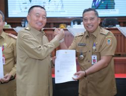 Kadislautkan Rusdi Hartono Terima Penghargaan Kenaikan Pangkat dari Gubernur H. Muhidin