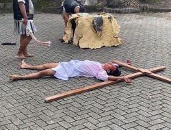 Ada Tablo Jalan Salib pada Peringatan Wafat Isa Almasih di Gereja Katedral Banjarmasin