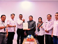 Bupati Kapuas Terima Sertifikat Tanah Sekolah Rakyat Dari Kepala Kantor Wilayah BPN