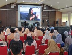 Penulis Ternama Ratih Kumala Berbagi Tip Menulis di Perpustakaan Palnam