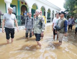 Bupati Bahrul Ilmi Tinjau Warga Terdampak Banjir Rob, Bantuan Bedah Rumah Disiapkan