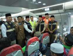 Kloter Pertama Haji Kalsel 2025 Diberangkatkan, Gubernur Muhidin Dampingi Hingga ke Pesawat