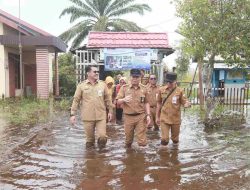 Wakil Bupati Barito Kuala Tinjau Sekolah Terdampak Banjir, Beri Motivasi Siswa Hadapi ASAJ