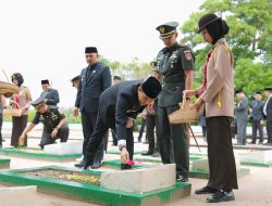 HUT Ke-76 Proklamasi Pemerintahan Gubernur Tentara ALRI Divisi IV, Bupati Tanbu Ziarah ke Makam Pahlawan