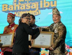 Satu-Satunya di Kalsel, Bupati HST Samsul Rizal Terima Penghargaan Revitalisasi Bahasa Daerah dari Mendikdasmen RI