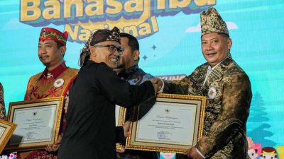 Satu-Satunya di Kalsel, Bupati HST Samsul Rizal Terima Penghargaan Revitalisasi Bahasa Daerah dari Mendikdasmen RI