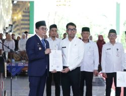 Bupati Tanah Bumbu, Andi Rudi Latif Serahkan SK Pengangkatan CPNS dan PPPK Tahun Formasi 2024