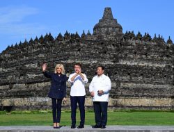 Presiden Prancis Emmanuel Macron Kagumi Candi Borobudur dalam Kunjungan Kenegaraan ke Indonesia