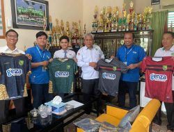 Dukung Bakat Pelajar HST, Genza Education Barabai Bantu Perlengkapan Sepak Bola
