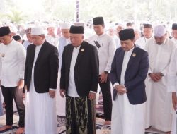 Gubernur Kalsel dan Wakilnya Tunaikan Salat Idul Adha Bersama Warga