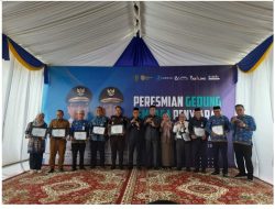 Bupati Tabalong Berikan Penghargaan kepada UT Banjarmasin