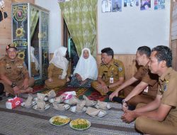 Peduli Lansia, Pemkab HSS Salurkan Bantuan Hidup untuk 817 Warga