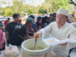 Rosehan NB Bagikan Ribuan Bungkus Bubur Asyura di Banjarmasin