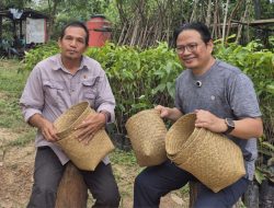 Dorong Konservasi Ramah Lingkungan, Firman Yusi Serahkan Polybag Purun ke KOPI BASAMUT
