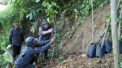 Firman Yusi Tanam Pohon di Bantaran Sungai Tabalong Peringati Hari Sungai Nasional