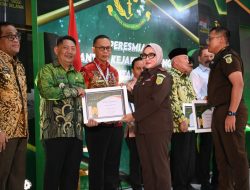 Bupati HST terima penghargaan atas kontribusi pembangunan kantor Kejati Kalsel