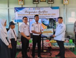 Mudahkan Akses Pendidikan, Pemkab HST Serahkan Perahu Motor untuk SDN 3 Sungai Buluh