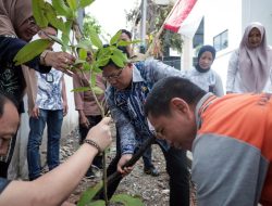 Sekretariat DPRD Kalsel Hijaukan Kantor dengan Penanaman Pohon pada Hari Jadi Provinsi ke-75