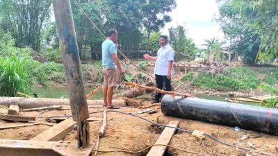 Bupati HST Samsul Rizal Tinjau Progres Pembangunan Jembatan di Desa Aluan Bakti