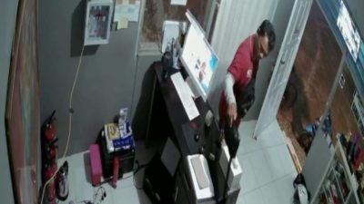 Terekam Kamera Pengawas, Seorang Pria Curi Tas Karyawan Penginapan di Jalan Tarakan Banjarmasin