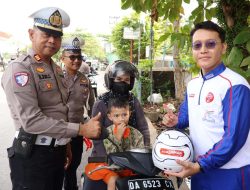 PT Trio Motor dan Polresta Banjarmasin Gelar Aksi #Cari_Aman, Bagikan Helm Gratis di Jalan Raya