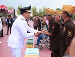 HUT ke-80 RI, Bupati Andi Rudi Latif Serahkan Bantuan, Hibah, dan Penghargaan di Tanah Bumbu