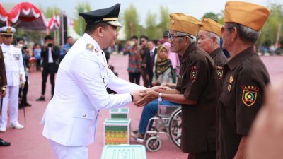 HUT ke-80 RI, Bupati Andi Rudi Latif Serahkan Bantuan, Hibah, dan Penghargaan di Tanah Bumbu