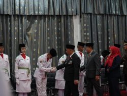 Bupati HST Samsul Rizal Kukuhkan 45 Anggota Paskibra 2025