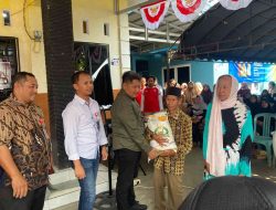 Bupati Samsul Rizal Serahkan Bantuan Beras untuk Warga Desa Pandawan HST