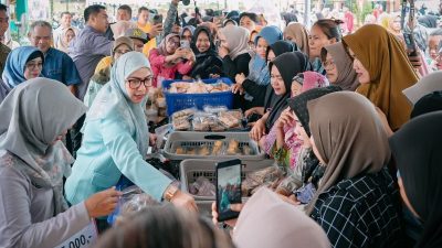 Gerakan Pangan Murah di Banjarbaru: Wali Kota Erna Lisa Halaby Bagikan Sembako Gratis untuk Warga