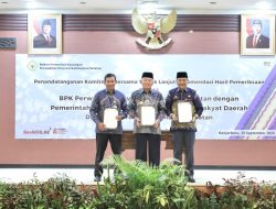 Ketua DPRD, Gubernur, dan Kepala BPK Kalsel Teken Komitmen Bersama Penyelesaian TLRHP