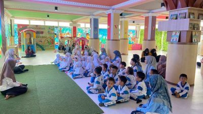 Tumbuhkan Minat Baca Sejak Dini, TK Barurrahmah Ajak Siswa ke Perpustakaan Palnam