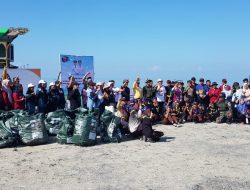 WCD 2025 : Ribuan Warga Tanah Bumbu Gotong Royong di Pantai Pagatan