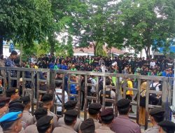 Aksi Massa di DPRD Kalsel Dijaga Ketat Oleh Aparat Kepolisian