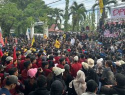 Ribuan Massa Desak Reformasi DPR dan Polri di Depan Gedung DPRD Kalsel