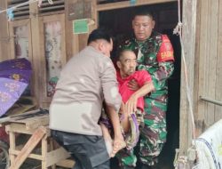TNI-Polri Sigap Evakuasi lansia Derita Asma ke RSUD H Damanhuri Barabai