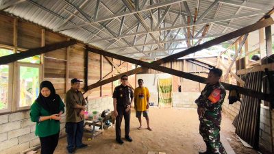 Pemkab HST Bersama Kejari Monitoring Pelaksanaan Bedah Rumah dan Bansos Jamban