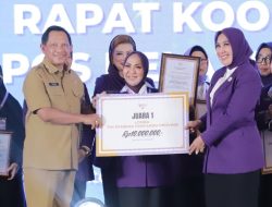 TP Posyandu Kalsel Raih Juara 1 Nasional, Penghargaan Diterima Hj. Fathul Jannah Muhidin di Rakornas 2025
